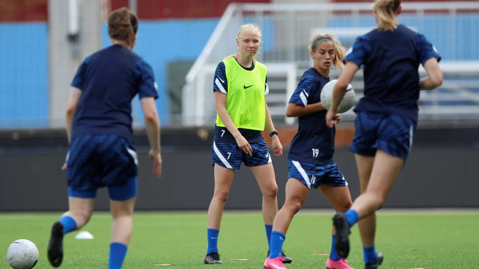 Elin Rombing (gul väst) gjorde sin första start för säsongen senast mot AIK.