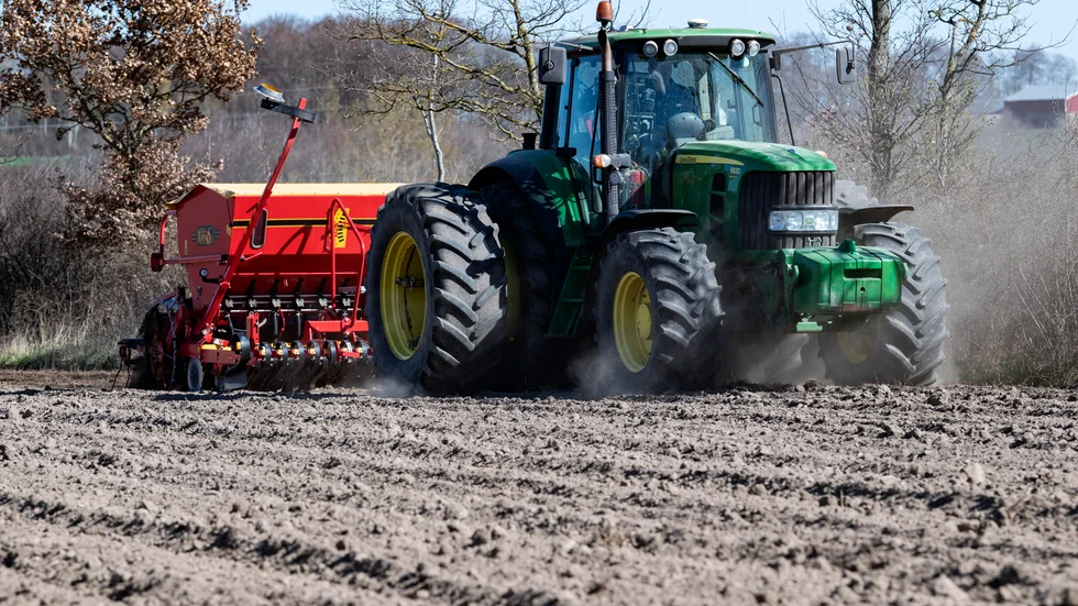 Sverige befinner sig i en säkerhetspolitisk situation där vi måste kunna fortsätta producera svensk mat och inhemska råvaror, om vi ska klara självförsörjningsmålen och stärka totalförsvaret, skriver debattörerna.