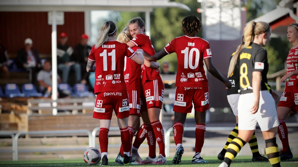 Maja Green kramar om målskytten Astrid Larsson som förvaltade drömpasset till 2-0, Cecilia Edlund och Anam Imo på väg att gratulera också.
