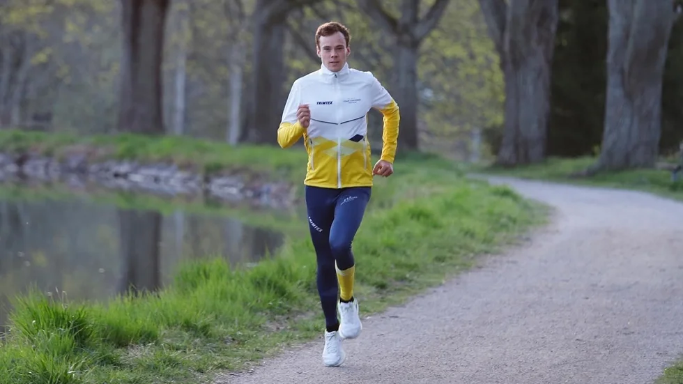 Triathleten Gabriel Sandör tränar hårt på hemmaplan medan han väntar på besked om han får åka till OS om mindre än en månad.
