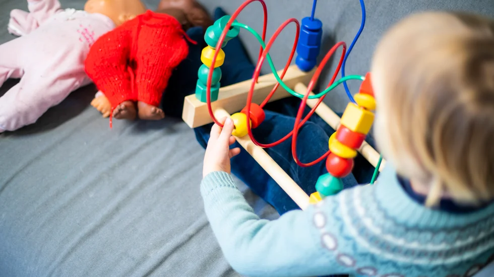 Förskolebarn flyttas till större förskolor när två mindre läggs ned.
