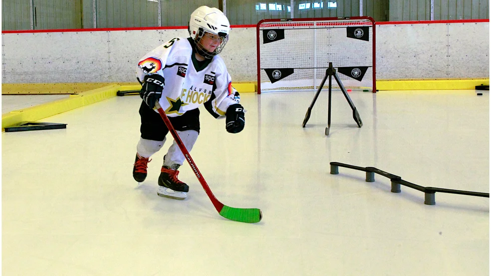 För några dagar sedan installerades plastis i Älvåkra. Alfred, 5 år, har redan testat åka. Han är son till Caroline och Daniel Svensson – ordförande respektive sportchef i Älvsby IF Hockey.