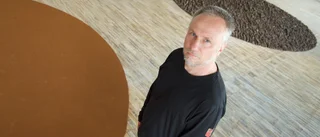 Han tar med naturen in i utställningslokalen