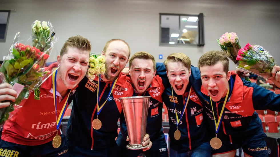 Per Sandström, tvåa till höger, jublar efter SM-guldet. ”Det var helt fantastsikt att få vara med och uppleva detta", säger han. 