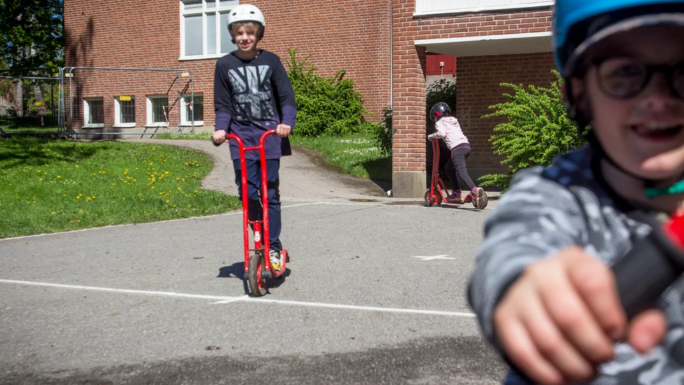 Full fart på Nävertorpsskolans skolgård. På bilden syns Eddie Johansson, Farah El-Sholi och Lucas Moström.