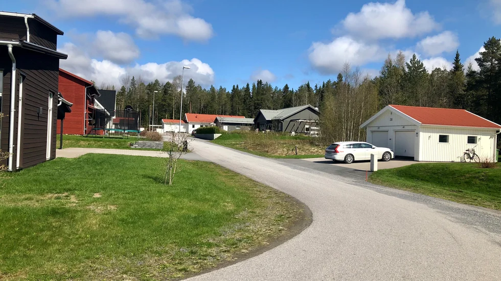 Tio år efter tomtsläppet har den sista obebyggda tomten på Husargatan sålts igen, för två miljoner kronor. Mer än tio gånger så mycket som den kostade 2010.