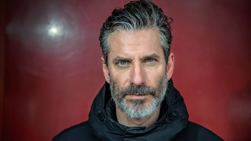 Jens Lapidus tar plats bredvid GW. Arkivbild.