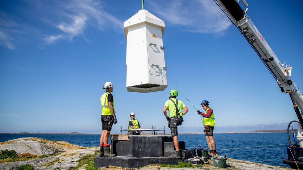 Järnskär utanför Hälleviksstrand på Orust är en av ett 20-tal fyrar som moderniseras under sommaren längs Västkusten. Arbetet utförs av Sjöfartsverkets arbetsfartyg Fyrbjörn med besättning.