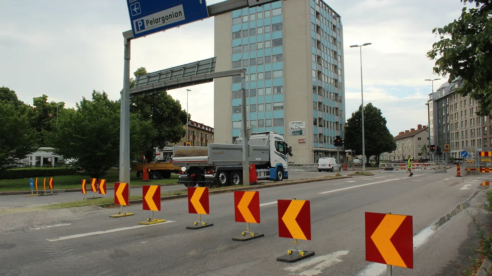 Bilister som vill till Tannefors från Tullrondellen får i stället köra via Hamngatan denna vecka när Tekniska Verken byter vatteledningar.