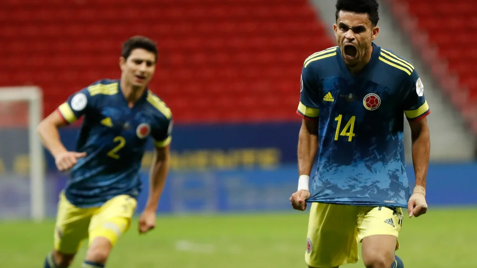 Colombias Stefan Medina springer för att fira ikapp med Luis Díaz (nummer 14), som jublar efter sitt avgörande mål i bronsmatchen i Copa América.