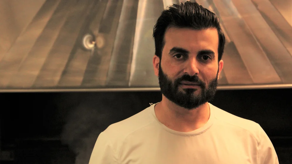 Restaurangägaren Mohamad Alrashed befann sig i köket när gärningsmannen avlossade sitt vapen. Bucklan i plåten visar var kulan träffade.