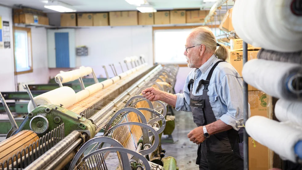 Börje Norberg vid spinneriets Spinning Jenny – den enda av sitt slag som är i bruk i Sverige.