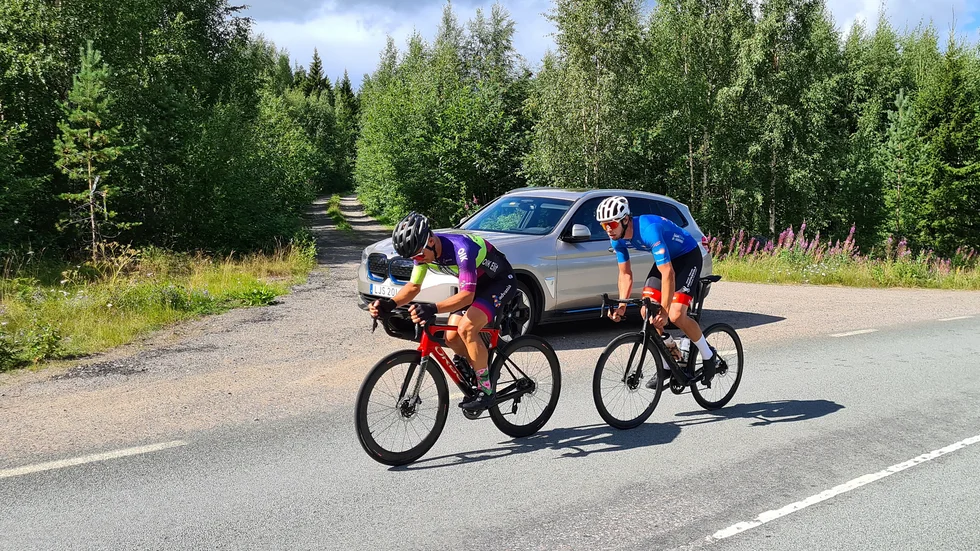 Herrtoppen med Henrik Blom, Team Advania OIK Elit, och Michael Wincent, Team UV, med fem kilometer kvar till målgång.