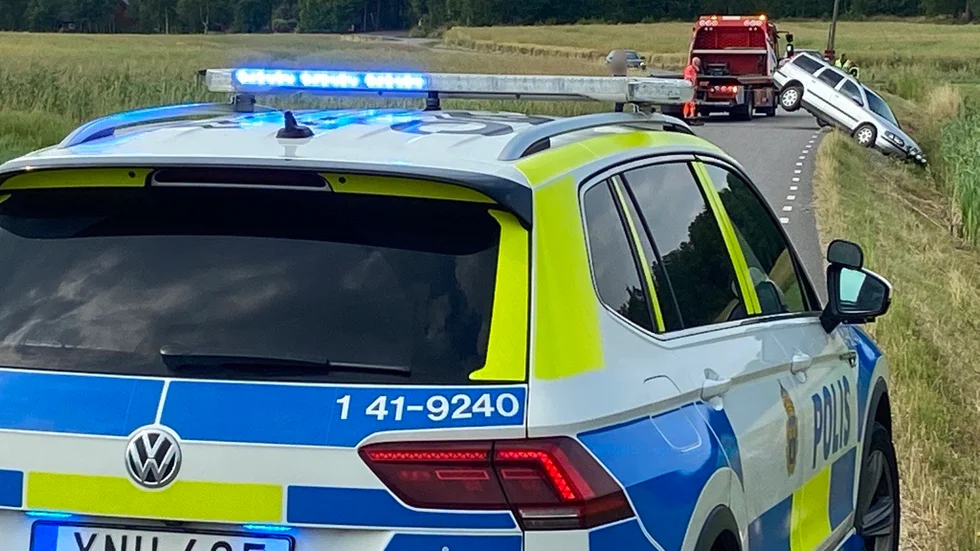 Bilen blev ståendes delvis i diket, delvis i luften.