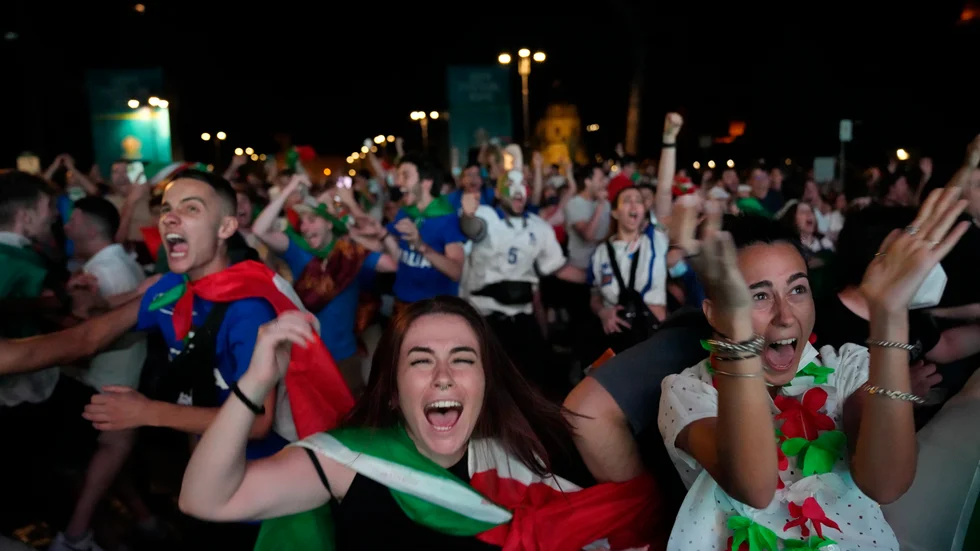 Italienska fotbollssupportrar firar i Rom.