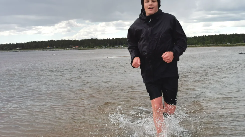 Mattias Svensson löptränar längs stranden.