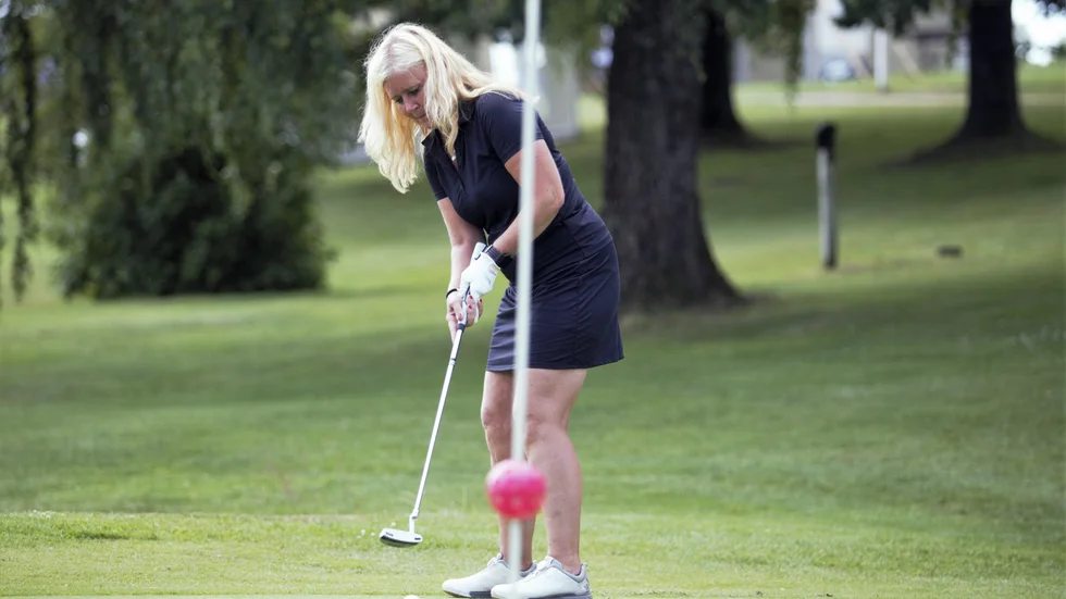 Eva Överstam menade att spelformen irish greensome var lite förvrrande. Men att putta hade hon inga som helt problem med. Överstam bildade ihop med Johnny Malm ett av de 93 lag som var med i tävlingen under golfveckan i Motala. 
