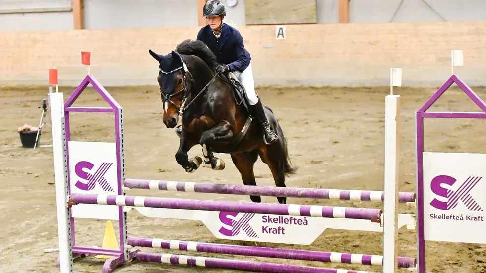 Skellefteå Ridklubbs Linda Larsson Sundqvist och Ceder tog hem andraplatsen i söndagens klass 0.90.