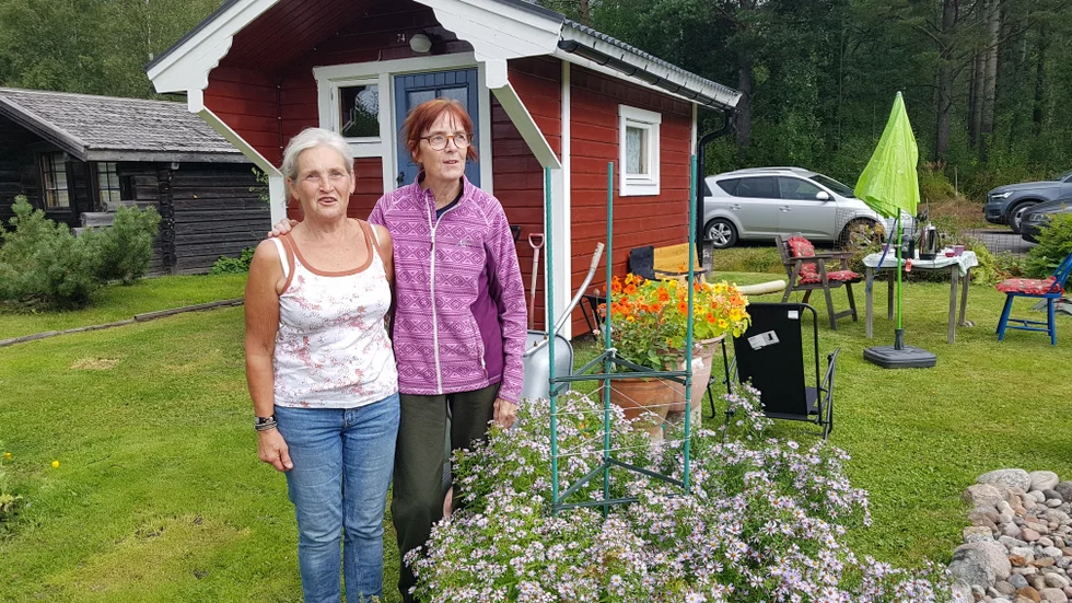 "Jag har haft min kolonilott i 30 år och stugan vann jag på lotteri", säger Gun Westerberg (tv). Här tillsammans med Ann-Christin Andersson.