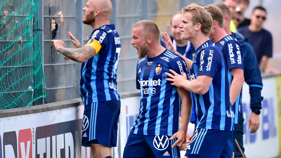 Djurgården jublar efter Nicklas Bärkroths mål.