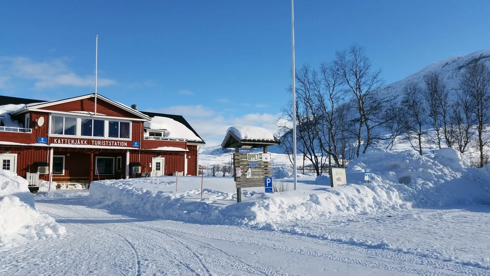 Turiststationen i Katterjåkk drabbades av omfattande vattenskador. Nu nekas föreningen ersättning från försäkringsbolaget. 