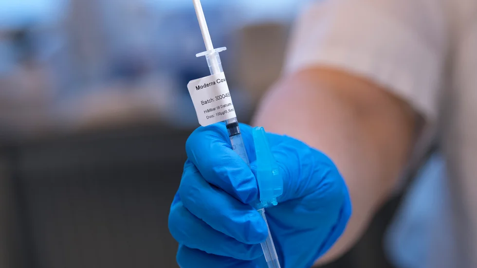 En spruta med Modernas covid-19-vaccin. Arkivbild