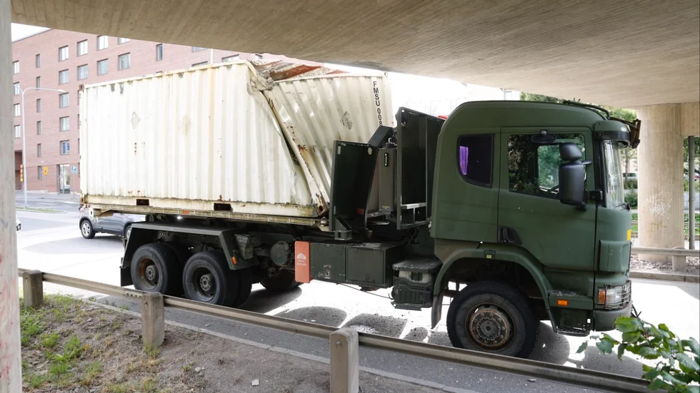 Förarhytten ryms under bron, men det gör inte containern.