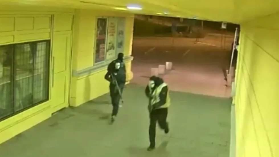 Ett stort antal människor hade samlats för att titta på Champions League-fotboll då gärningsmännen öppnade eld med automatvapen inne på restaurangen.