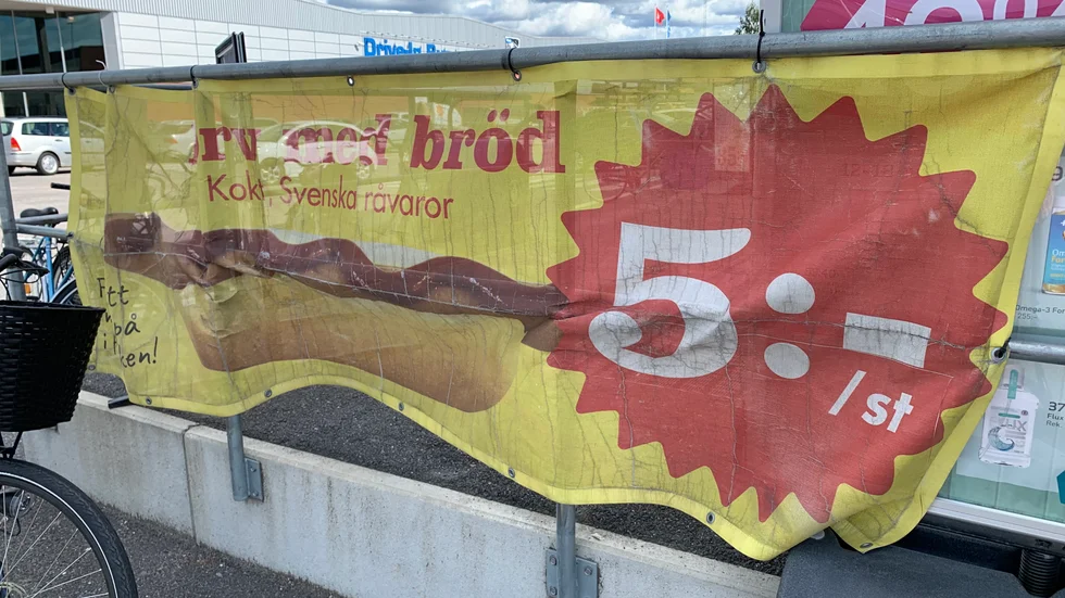 Ett korvkrig stundar i Nyköping. Snart etablerar sig Biltema med sin 5-kronorskorv. 
