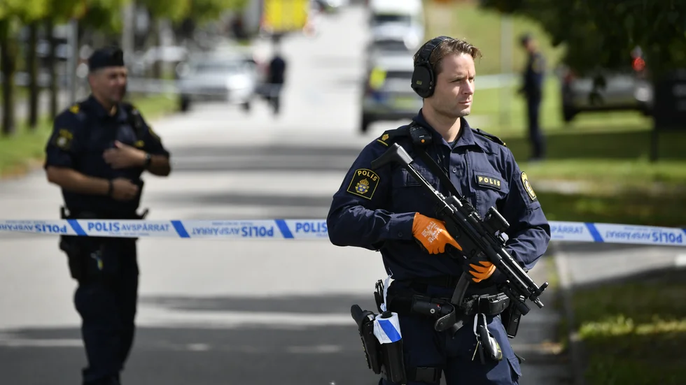 Beväpnad polis vid avspärrningarna i Eslöv.