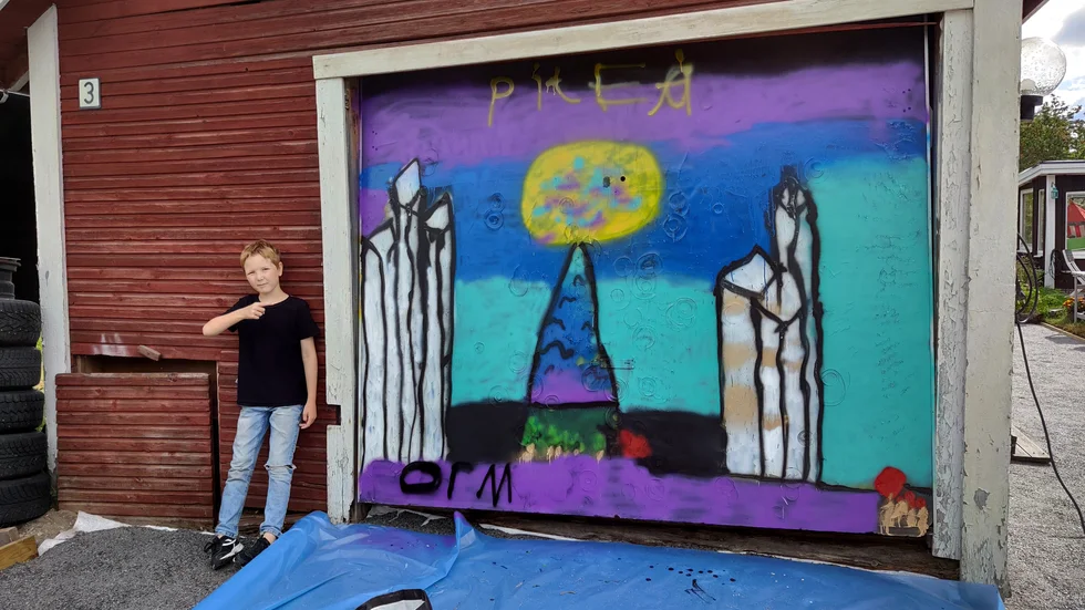 Oliver Mäki älskar att måla. Nyligen har han gjort en graffitimålning av Piteå på familjens garageport. 