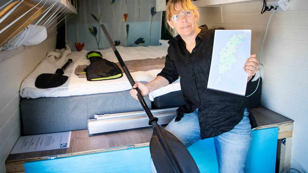 Li, jourens hängivna verksamhetschef, har nu paddlat (!) runt hela Gotland för att uppmärksamma insamlingen för att kunna köpa kvinnojourens lokal.
