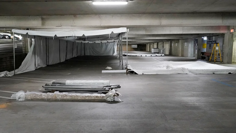Ett fältsjukhus sätts upp i parkeringsgaraget som tillhör sjukhuset University of Mississippi Medical Center.