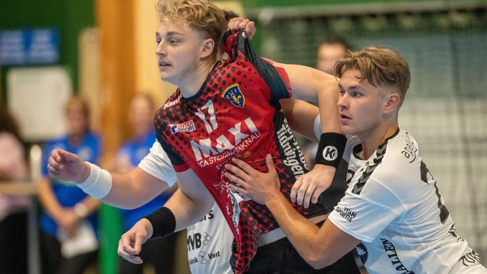EHF:s  Gustav Wedholm tas hand av Varbergsförsvaret. Ett försvar EHF hade svårt att bemästra i den andra halvleken. 