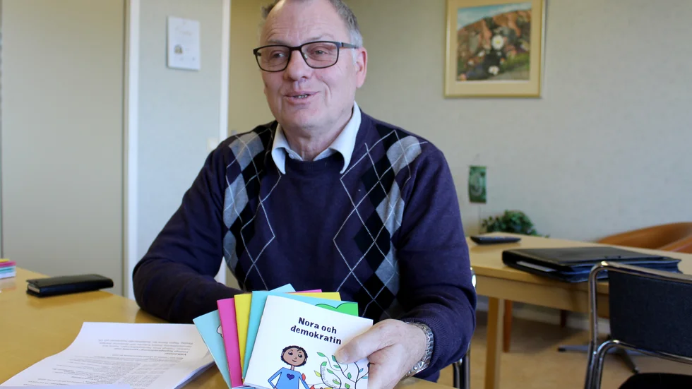 I början av veckan kommer Frödinge skolas elever på besök till bygdegården. Med hjälp av Marléne Tamlins barnböcker om Nora, ska de få lära sig mer om demokrati. Eleverna ska också få måla varsin teckning och illustrera vad demokrati betyder för dem. Bertil Carlsson ser fram emot tio dagar med ett späckat program. 