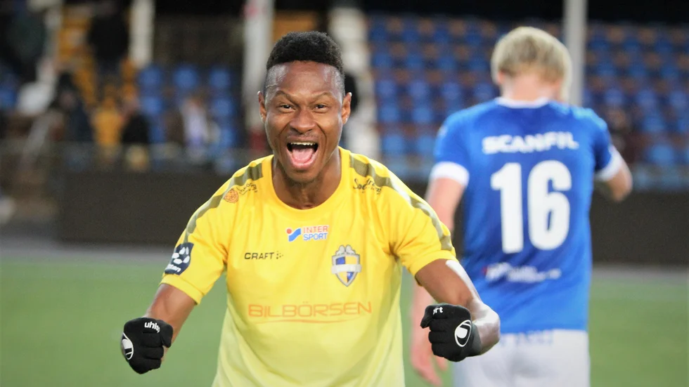 Victor Okeji jublar stort efter Citys seger med 2-1 på Kopparvallen. För ÅFF var det förstås deppigt värre.