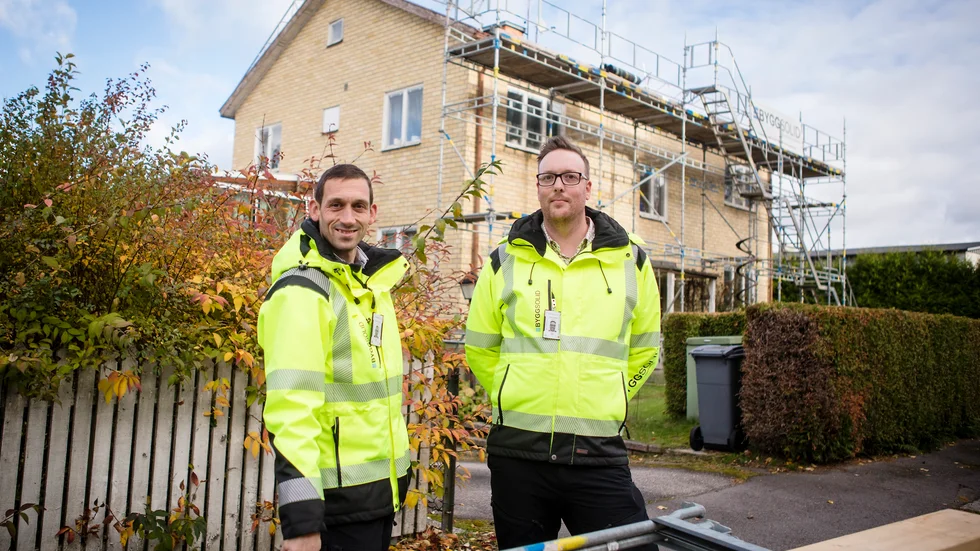 Jesper Ansin och Stefan Hjelte från Byggsolid berättar att dagens takpannor ofta har en garanti på 30 år, men att tak ofta har en livslängd på 40 år, lite beroende på taklutning och hur mycket vegetation det finns i omgivningen.
