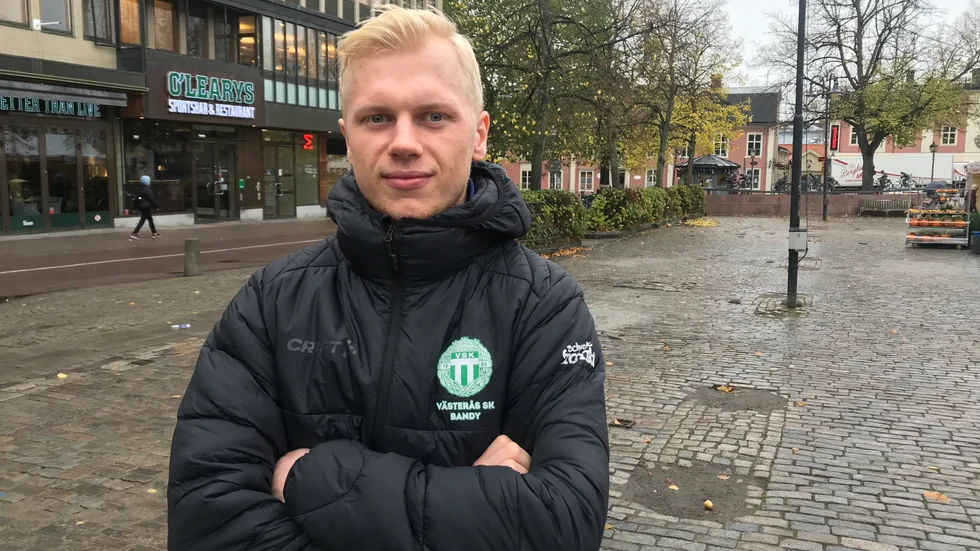Det är nu, 2021. Viktor Spångberg spelar bandy, men tar del av mycket mer av sport i Västerås. Han har sett både Vik spela ishockey och VSK spela fotboll sedan han flyttade till Västmanland. Lägenheten ligger på gångavstånd till arenaområdet på Rocklunda.