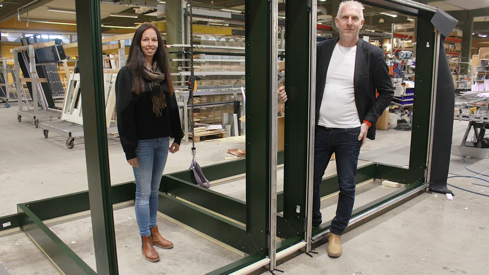 Produktionschef Tina Johansson och vd Peter Schultz vid ett fasadparti till det fyra våningar höga projektet NetPort Science Park i Karlshamn. "Det har vi jobbat med ett halvår, och lika lång tid återstår. Det är ett stort projekt för företaget som säkrar produktionen, samtidigt som det rullar mellan 150 och 200 projekt vid sidan av samtidigt, från beställning till det är fakturerat och klart".