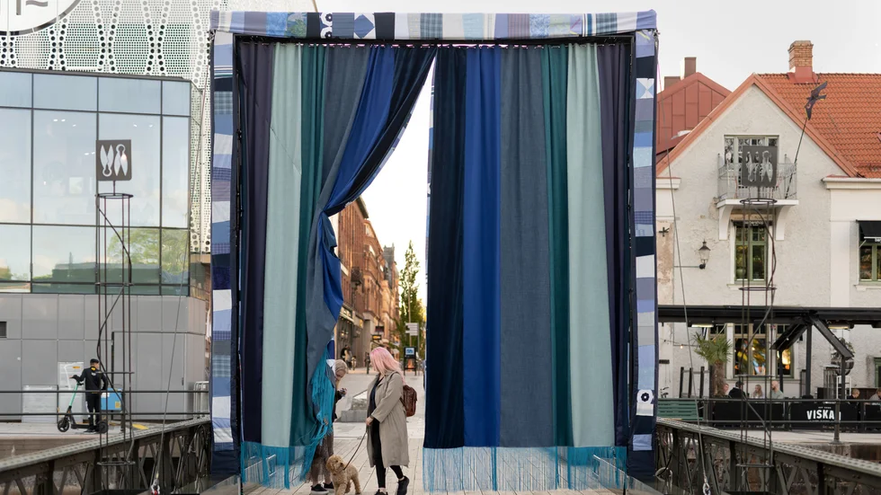 Någon har eldat upp konstverket "The curtain of the sky" som var en del av Borås konstbiennal. Pressbild.