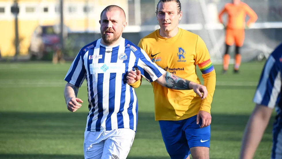 Medle SK:s Emil Forslund i en närkamp med Rönnskärs lagkapten Rasmus Bolin i fredagens division IV-möte.