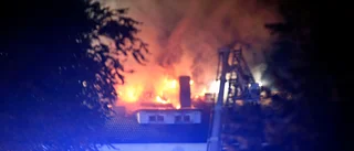 Fyravåningshus i lågor – misstänkt mordbrand