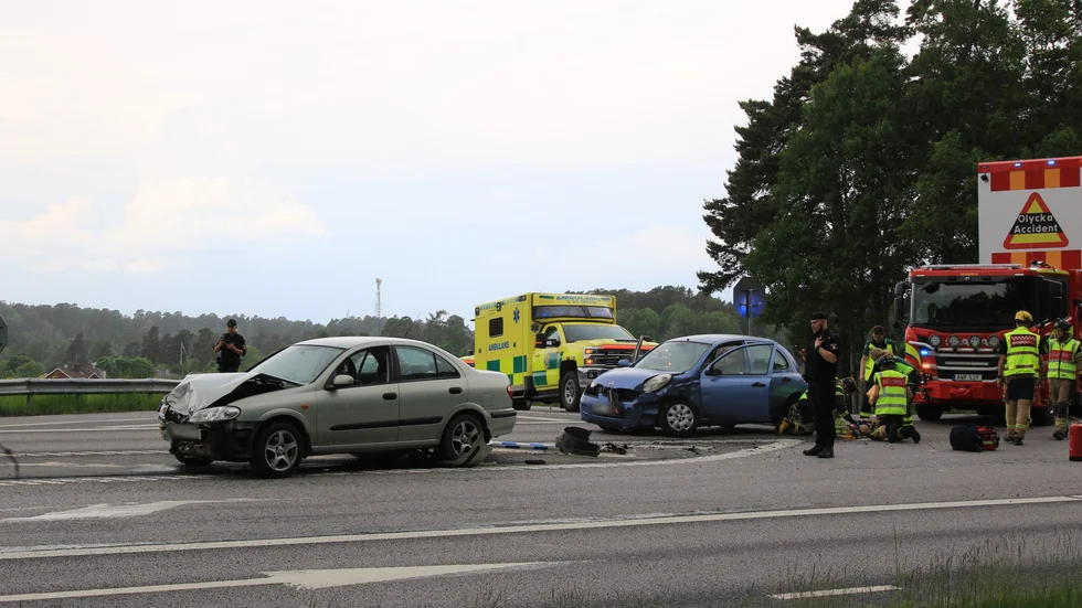 En kollision med två bilar skedde på riksväg 255.