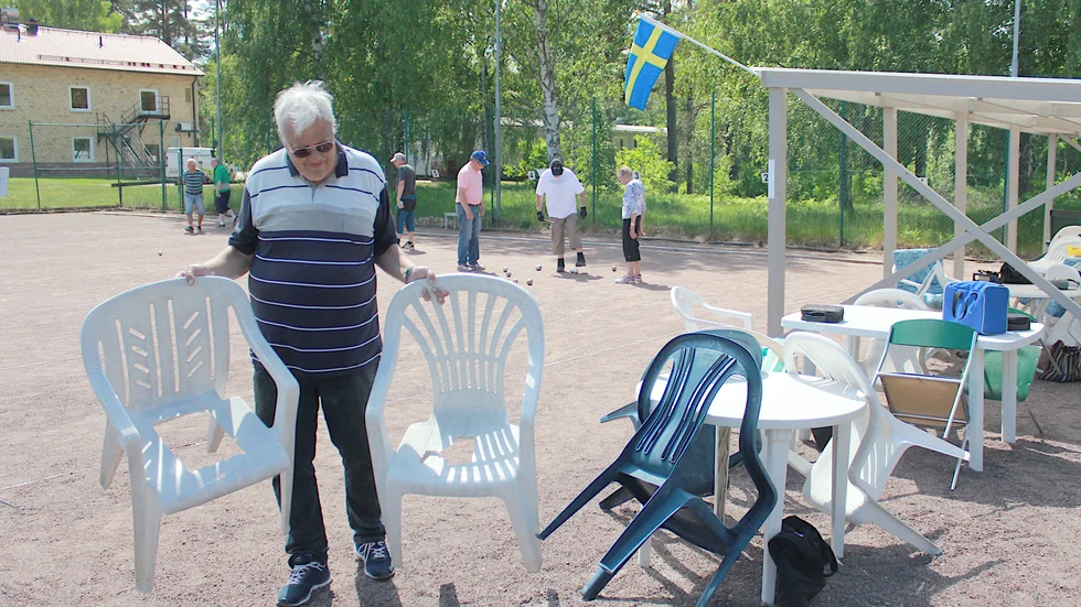 Hasse Stjernberg bär undan fler trasiga stolar. Rosenfors-Mörlunda-Bockara PRO har råkat ut för skadegörelse, två gånger på kort tid.