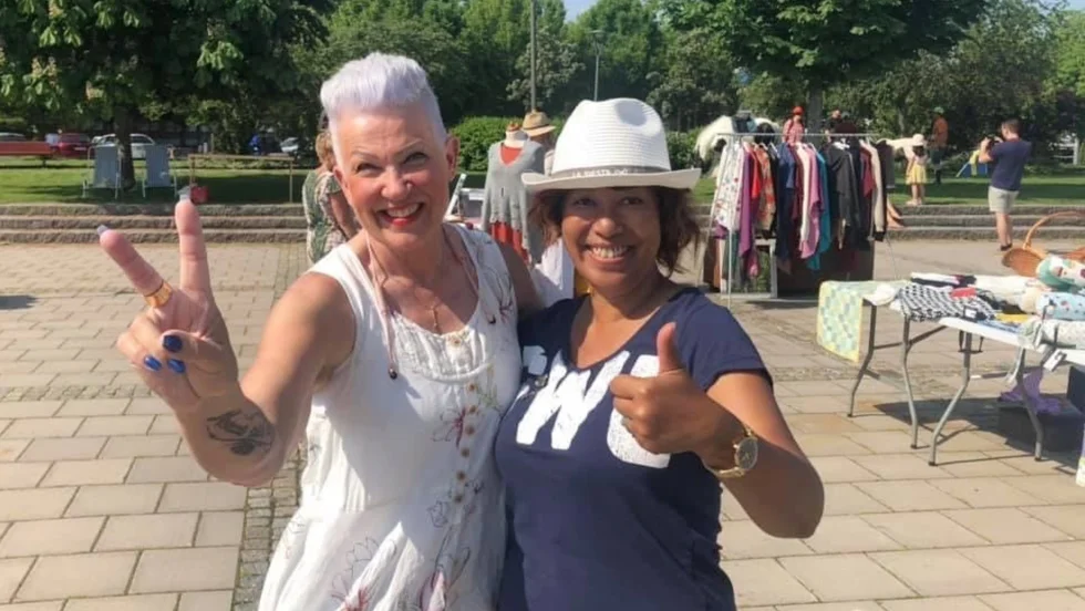 Ett vanligt år hade Hannele Sjö och Madeleine Brolin Clegg än en gång arrangerat hantverksmarknad på Västervikstorget (bilden), men de lättade restriktionerna kom för sent så i år blir det loppis: "Får vi väldigt många bord flyttar vi några till Ugglans park."