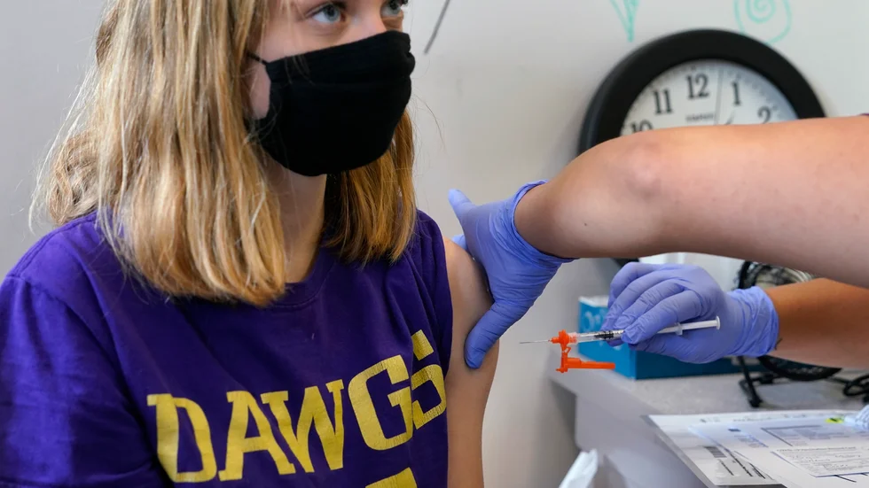 14-åriga Mallory Warnock i Bellingham i USA får en spruta med Pfizer-Biontechs vaccin mot covid-19.