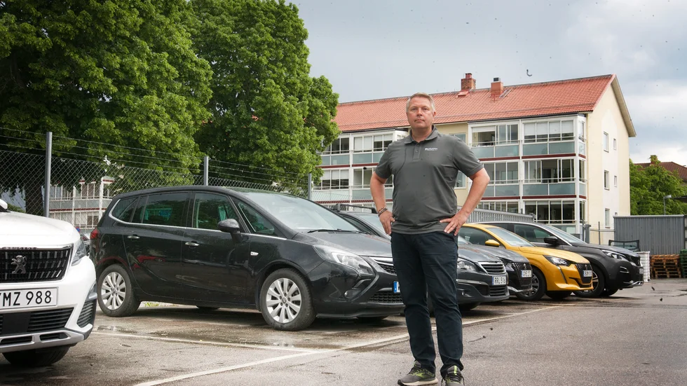 Anders Lind, försäljningschef Bilgruppen Eskilstuna, står framför parkeringsplatsen där den numera stulna svarta Forden stod. 