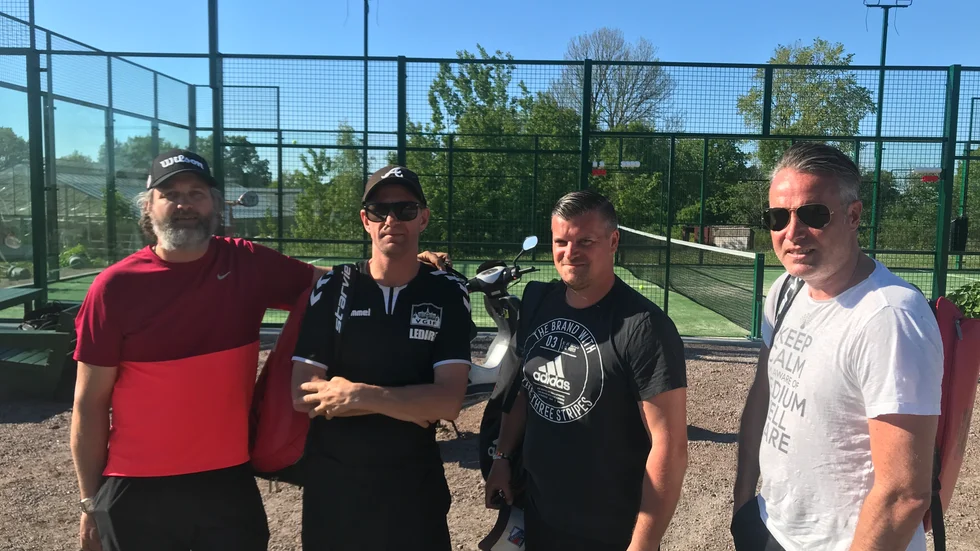 Tidigare A-lagsspelare i Vadstena HF och HC Wettern är de, och även Vadstena Vipers för en av dem faktiskt. Nu är Johan Lindell, Johan Falk, Jonas Oskarsson och Johan Parmbäck padelbitna. Här vid Adelsnäs nya bana intill Vadstena golfklubb.