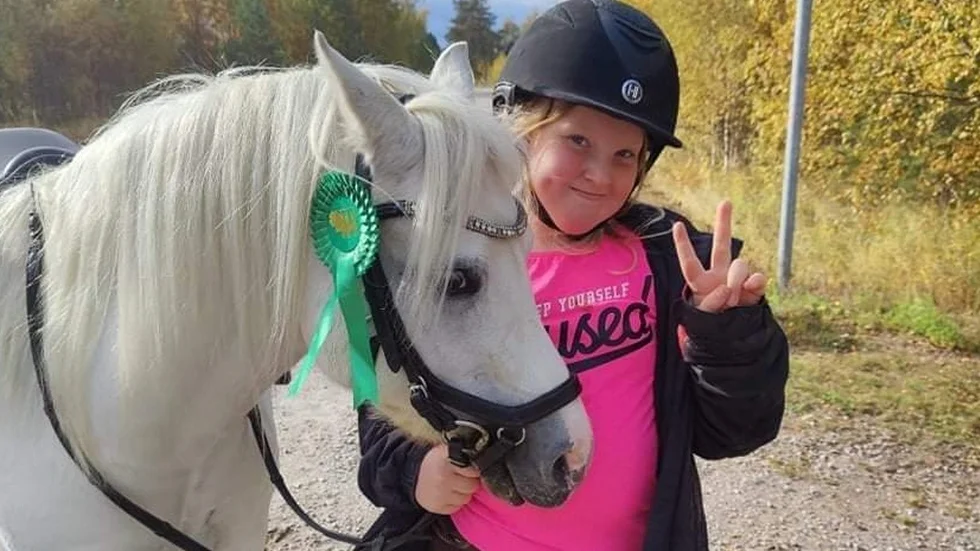 Lova Nyman med sin ponny Magic var ett av 26 ekipage på träningstävlingen i Norrfjärden.