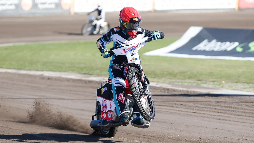 Västervik Speedways Vadim Tarasenko var en av fem förare som tränade på Hejla Arena på måndagen. Fattades gjorde Artem Laguta och Pawel Przedpelski som körde i Polen i helgen.